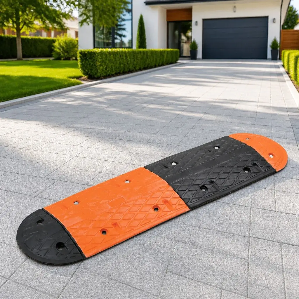 Rubber Speed Hump 129 x 32.5 cm Yellow Black Anti-Slip Surface Traffic Safety Deceleration Road Bumper