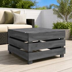 Enhance Your Garden with This Stylish Pallet Table